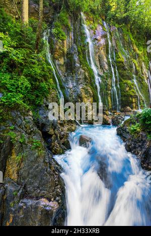 Bella gola Wimbachklamm con percorso in legno nei colori autunnali, Ramsau bei Berchtesgaden in Germania. Cascata a Wimbachklamm vicino Ramsau-Berchtesgad Foto Stock