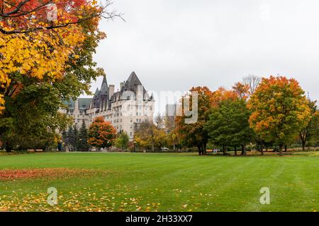 Ottawa, Canada - 14 ottobre 2021: Major's Hill Park e l'hotel Fairmont Chateau Laurier nel centro della città in autunno Foto Stock