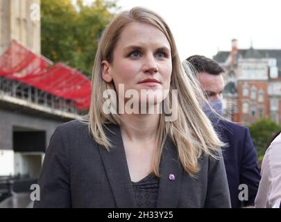 Facebook Whistleblower Frances Haugen lascia le Camere del Parlamento a Londra, dopo aver testimoniato i parlamentari e i colleghi come parte dei piani di governo per la regolamentazione dei social media. Data foto: Lunedì 25 ottobre 2021. Foto Stock