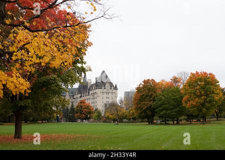 Ottawa, Canada - 14 ottobre 2021: Major's Hill Park e l'hotel Fairmont Chateau Laurier nel centro della città in autunno Foto Stock