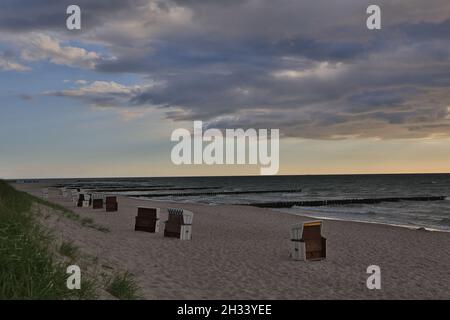 Cielo serale Moody sul Mar Baltico Foto Stock