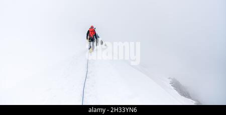 Gruppo di alpinisti del ghiacciaio su una corda Foto Stock