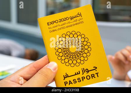 '10.21.2021 - Dubai, Emirati Arabi Uniti - Expo 2020 passaporto giallo per le collezioni di francobolli ai padiglioni' Foto Stock