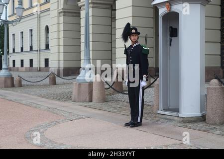 OSLO, NORVEGIA - 1 LUGLIO 2016: Questo è un'ora di guardia vicino al Palazzo reale. Foto Stock