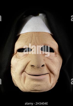 Maschera Nun isolata contro sfondo nero Foto Stock