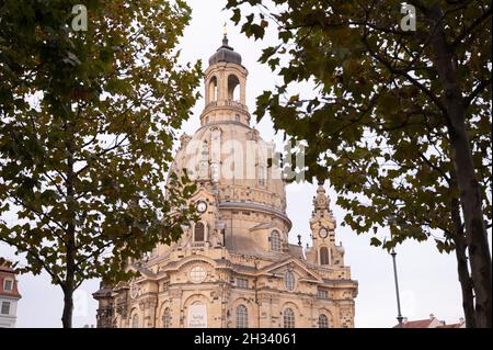 Dresda, Germania. 25 ottobre 2021. Alberi colorati d'autunno incorniciano la cupola della Frauenkirche sul Neumarkt. Credit: Kahnert/dpa-Zentralbild/dpa/Alamy Live News Foto Stock