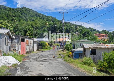 Streetscene in piccolo villaggio rurale tra Marigot Bay e Castries sull'isola di Santa Lucia nel Mar dei Caraibi Foto Stock