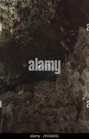Grotta sotterranea. Bella vista di stalattiti e stalagmiti in una grotta sotterranea Foto Stock