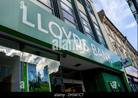 Slough, Berkshire, Regno Unito. 25 ottobre 2021. La Lloyds Bank ha annunciato la chiusura di numerose banche in tutto il Regno Unito . Credit: Maureen McLean/Alamy Live News Foto Stock