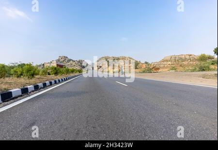 Jodhpur, India - Luglio 2021: Indian National Highway, Paesaggio di strade indiane su Jodhpur Jaipur strada nazionale con veicoli in movimento sulle strade. Foto Stock