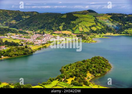 La sorprendente Laguna delle sette Città (Lagoa Das 7 Cidades), a Sao Miguel Azzorre, Portogallo. Laguna delle sette Città, isola di Sao Miguel, Azore Foto Stock