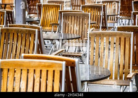 Nessuno in strada caffè a causa di Coronavirus COVID-19 impatto quarantena. Nessuna gente. Tavoli vuoti da ristorante e caffetteria. Foto Stock