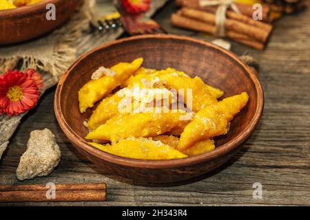 Gnocchi di zucca o gnocchi italiani. Piatto di squash vegetariano sano con formaggio caserario. Decorazioni autunnali con foglie autunnali, zucche intere, fiori e s. Foto Stock