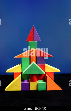 Albero di Natale fatto di morbidi cubi per bambini su sfondo blu-nero. Costruttore di soft children. Giocattoli senza plastica. La creatività dei bambini a hom Foto Stock