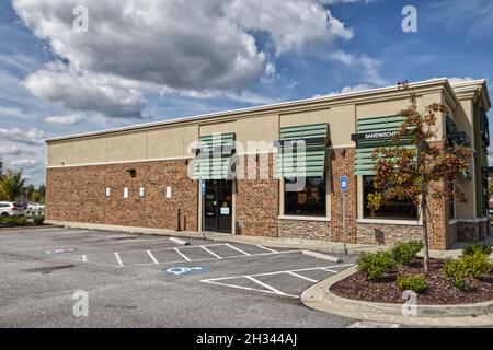 Grovetown, GA USA - 10 14 21: Vista laterale del ristorante McAlister Deli Foto Stock