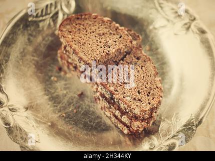 pane affettato sul piatto Foto Stock