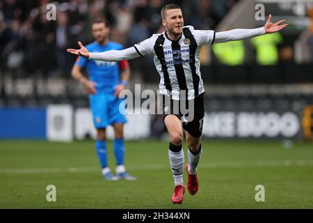 Notts County vs Stockport County 23/10/21.Frank Vincent of Notts County celebra il punteggio. Foto Stock