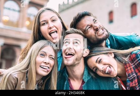 I migliori amici che prendono selfie durante il viaggio della città - felice amicizia concetto con la gente millennial che si diverte insieme - vita quotidiana concetto Foto Stock