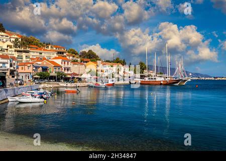 Agia Effimia, Cefalonia, Grecia – 18 settembre 2019: Vista su strada e porto nel villaggio di Agia Effimia sull'isola di Cefalonia (Isola Ionica) nel GRE Foto Stock