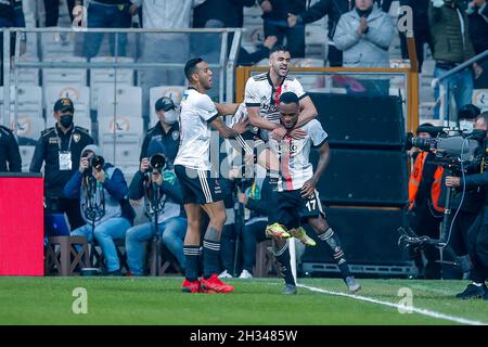 ISTANBUL, TURCHIA - OTTOBRE 25: Cyle Larin di Besiktas JK celebra il suo obiettivo durante la Super Lig match tra Besiktas e Galatasaray al Vodafone Park il 25 Ottobre 2021 a Istanbul, Turchia (Foto di TUR/Orange Pictures) Foto Stock