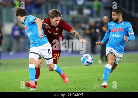 Nicolo' Zaniolo di Roma (C) vies per la palla con Mario Rui (L) e Lorenzo Insigne (R) di Napoli durante il campionato italiano Serie A calcio tra AS Roma e SSC Napoli il 24 ottobre 2021 allo Stadio Olimpico di Roma, Italia - Foto: Federico Proietti/DPPI/LiveMedia Foto Stock