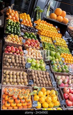 La drogheria locale 'Bora & Sons', un rivenditore di frutta e verdura, espone i suoi prodotti al di fuori della sua attività commerciale in Lordship Lane a East Dulwich, il 25 ottobre 2021, a Londra, Inghilterra. Foto Stock