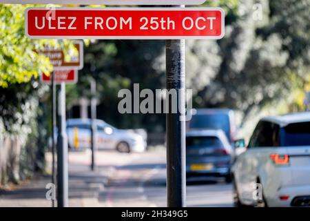 Trasporti per la TFL (London's TFL) sono stati eretti nuovi cartelli per la nuova zona a bassissima emissione (ULEZ) intorno al perimetro della strada orbitale interna attorno alla capitale; E visto sulla South Circular di Dulwich il giorno in cui la nuova area diventa efficace per i veicoli più nuovi, il 25 ottobre 2021, a Londra, Inghilterra. Ora 18 volte più grande, la nuova area di ULEZ vieta i veicoli più vecchi, come diesel inquinanti e automobili a benzina più vecchi di 2006, un tentativo di ridurre le emissioni velenose che danneggiano ulteriormente la salute di 1 bambino su 10 che hanno l'asma. I conducenti di veicoli non esenti possono entrare nella ULEZ dopo il payi Foto Stock