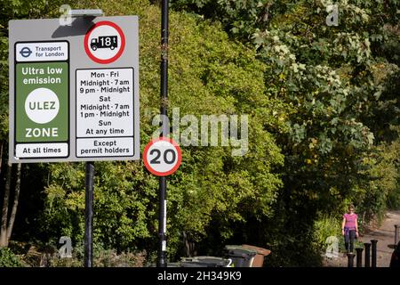 Trasporti per la TFL (London's TFL) sono stati eretti nuovi cartelli per la nuova zona a bassissima emissione (ULEZ) intorno al perimetro della strada orbitale interna attorno alla capitale; E visto sul South Circular a Forest Hill il giorno in cui la nuova area diventa efficace per i veicoli più recenti, il 25 ottobre 2021, a Londra, Inghilterra. Ora 18 volte più grande, la nuova area di ULEZ vieta i veicoli più vecchi, come diesel inquinanti e automobili a benzina più vecchi di 2006, un tentativo di ridurre le emissioni velenose che danneggiano ulteriormente la salute di 1 bambino su 10 che hanno l'asma. I conducenti di veicoli non esenti possono entrare nella ULEZ dopo Foto Stock