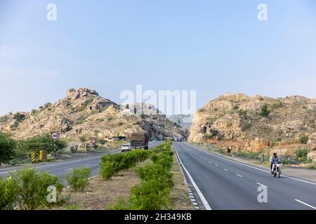 Jodhpur, India - Luglio 2021: Indian National Highway, Paesaggio di strade indiane su Jodhpur Jaipur strada nazionale con veicoli in movimento sulle strade. Foto Stock