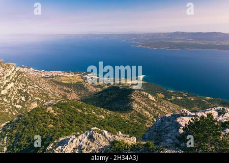 Vista sulle montagne e sul mare da Vidova Gora sull'isola di Brac. Vista dalla montagna Vidova Gora sull'isola di Brac in Croazia con il famoso punto di riferimento Z Foto Stock