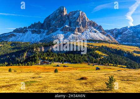 Splendida vista del Sass de Putia mountain dal Passo delle Erbe nelle Dolomiti, Italia. Vista del Sass de Putia (Sass de Putia) al Passo delle Erbe, con woode Foto Stock