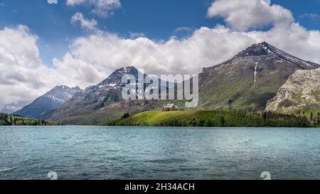 Middle Waterton Lake in Waterton Lakes National Park un parco nazionale nelle Montagne Rocciose canadesi, Alberta, con lo storico Prince of Wales Hotel sulla h Foto Stock