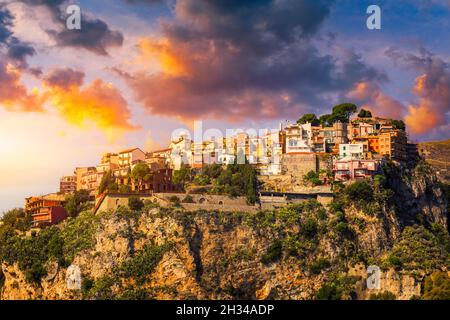 Castelmola: Tipico borgo siciliano arroccato su una montagna, vicino a Taormina. Provincia di Messina, Sicilia, Italia. Castelmola sulla cima rocciosa della montagna Foto Stock