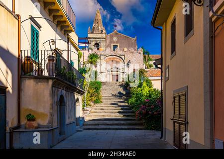 Vista panoramica a forza d`Agro, pittoresca cittadina della provincia di Messina, Sicilia, Italia meridionale. Forza d'Agro, città storica siciliana sulla roccia o Foto Stock