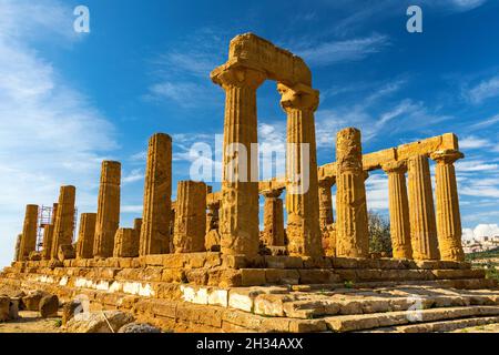 Il tempio greco di Giunone nella Valle dei Templi, Agrigento, Italia. Tempio di Giunone, Valle dei templi, Agrigento, Sicilia. Foto Stock