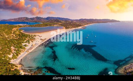 Torre di Porto Giunco e Spiaggia di Simius vicino a Villasimius, Sardegna, Italia. Vista dal drone volante. Torre di Porto Giunco su capo Carbonara. Foto Stock