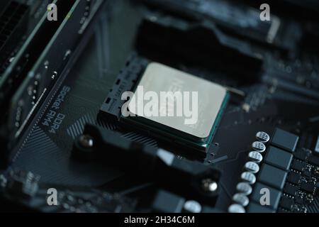 Processore AMD Ryzen installato nello slot per scheda madre AM4 closeup Foto Stock