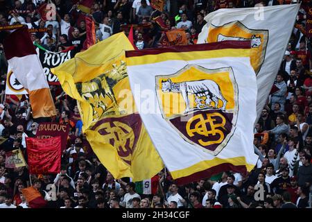 I tifosi di Roma esibiscono bandiere e bandiere durante il campionato italiano Serie A partita di calcio tra ROMA E SSC Napoli il 24 ottobre 2021 allo Stadio Olimpico di Roma, Italia - Foto: Federico Proietti/DPPI/LiveMedia Foto Stock