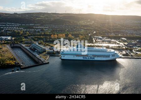 Glasgow, Scozia, Regno Unito. 25 ottobre 2021. NELLA FOTO: Vista aerea con drone della sistemazione dei delegati COP26 sotto forma di una delle due navi da crociera che è raffigurata a Greenock - MS Silja Europa, fornirà 3,123 letti in più. Gli autobus navetta porteranno a bordo da e per la cima. L'altra MS Romantika di Tallink, che ha una capacità di 2,500 persone, ha già ormeggiato al molo di King George V. Credit: Colin Fisher/Alamy Live News Foto Stock