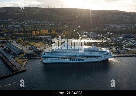 Glasgow, Scozia, Regno Unito. 25 ottobre 2021. NELLA FOTO: Vista aerea con drone della sistemazione dei delegati COP26 sotto forma di una delle due navi da crociera che è raffigurata a Greenock - MS Silja Europa, fornirà 3,123 letti in più. Gli autobus navetta porteranno a bordo da e per la cima. L'altra MS Romantika di Tallink, che ha una capacità di 2,500 persone, ha già ormeggiato al molo di King George V. Credit: Colin Fisher/Alamy Live News Foto Stock