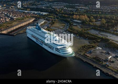 Glasgow, Scozia, Regno Unito. 25 ottobre 2021. NELLA FOTO: Vista aerea con drone della sistemazione dei delegati COP26 sotto forma di una delle due navi da crociera che è raffigurata a Greenock - MS Silja Europa, fornirà 3,123 letti in più. Gli autobus navetta porteranno a bordo da e per la cima. L'altra MS Romantika di Tallink, che ha una capacità di 2,500 persone, ha già ormeggiato al molo di King George V. Credit: Colin Fisher/Alamy Live News Foto Stock