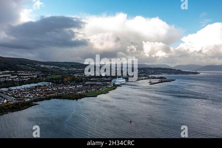 Glasgow, Scozia, Regno Unito. 25 ottobre 2021. NELLA FOTO: Vista aerea con drone della sistemazione dei delegati COP26 sotto forma di una delle due navi da crociera che è raffigurata a Greenock - MS Silja Europa, fornirà 3,123 letti in più. Gli autobus navetta porteranno a bordo da e per la cima. L'altra MS Romantika di Tallink, che ha una capacità di 2,500 persone, ha già ormeggiato al molo di King George V. Credit: Colin Fisher/Alamy Live News Foto Stock