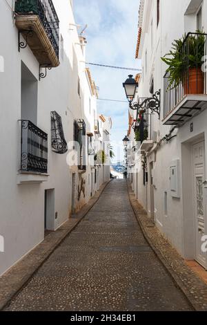 Tradizionale architettura mediterranea. Belle case bianche in strada stretta nel centro storico di Altea, Spagna Foto Stock