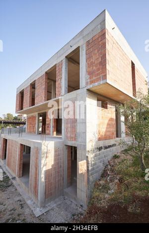Cantiere di una moderna casa privata con tetto piatto. Foto Stock