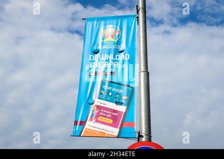 Bucarest, Romania, 5 giugno 2021 - Bandiera Blu è visualizzata in una strada nel centro storico della città come città ospitante per UEFA EURO 2020 europeo di calcio C Foto Stock