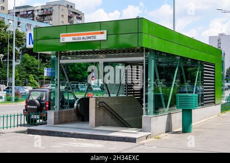 Bucarest, Romania - 22 giugno 2021: Ingresso principale alla stazione della metropolitana Valea Ialomitei nel quartiere Dr Taberei o Drumul Taberei Foto Stock