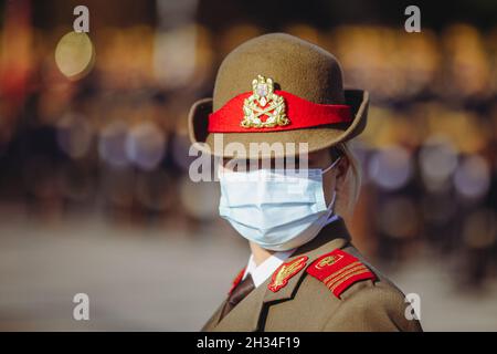 Bucarest, Romania - 25 ottobre 2021: Ritratto di una soldato rumena donna che indossa una maschera protettiva durante una cerimonia all'aperto in un autunno soleggiato d Foto Stock