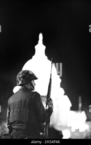 Silhouette di soldato americano armato con il Campidoglio degli Stati Uniti in background dopo il coprifuoco dopo le rivolte del Dr. Martin Luther King Jr's, assassinio, Washington, D.C., USA, Warren K. Leffler, US News & World Report Magazine Collection, 8 aprile 1968 Foto Stock