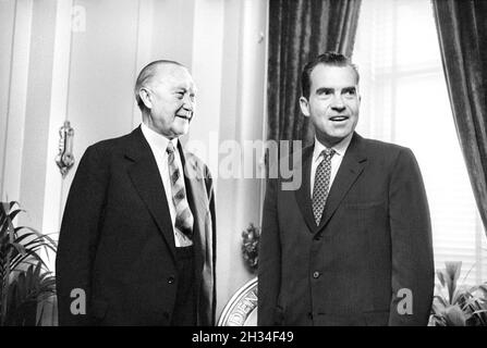 Il Cancelliere tedesco occidentale Konrad Adenauer con il Vice Presidente degli Stati Uniti Richard Nixon alla Casa Bianca, Washington, D.C., USA, Marion S. Trikosko, US News & World Report Magazine Collection, 28 maggio 1959 Foto Stock