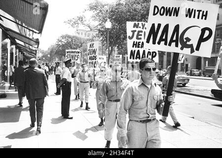 I manifestanti antiintegrazione al di fuori della convenzione annuale NAACP, Washington, D.C, USA, Marion S. Trikosko, US News & World Report Magazine Collection, 22 giugno 1964 Foto Stock